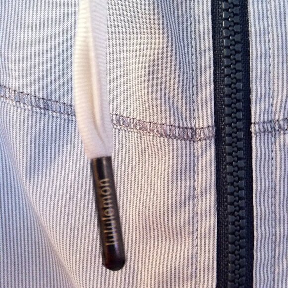 RARE Lululemon Run Leader Of The Track 1/2 Zip Pullover Jacket White/Gray Size 6 - Picture 4 of 7